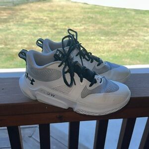 Women’s Under Armour basketball shoes size 8.5, white